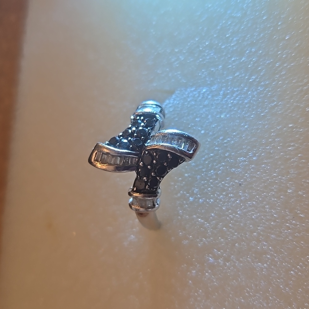10KT white gold crisscross ring with Black Spinel and diamonds sz 6.5